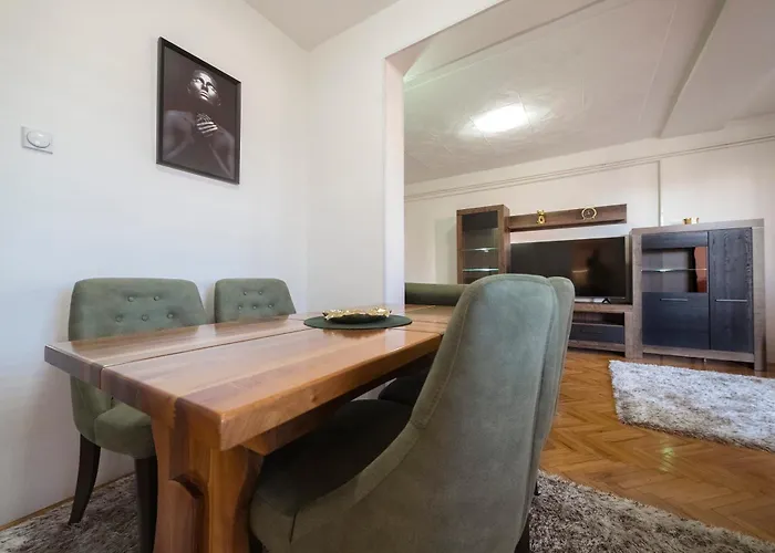 Anja Lux01 アパート ピロト