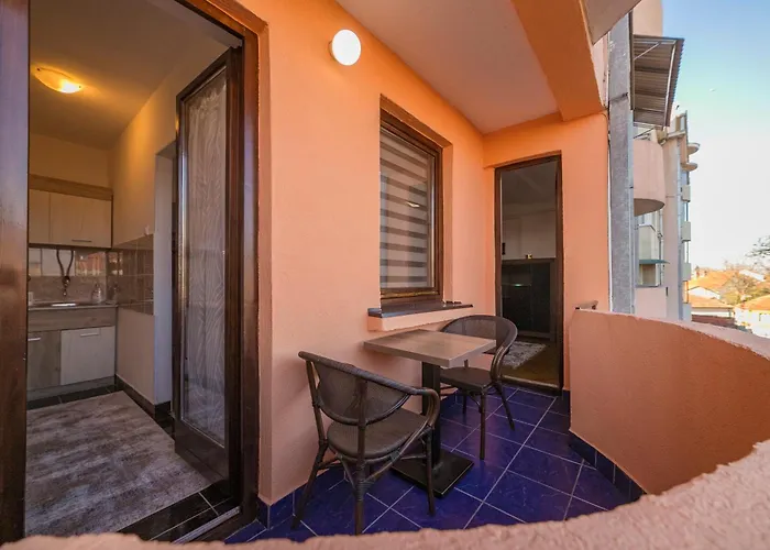 Anja Lux01 アパート ピロト