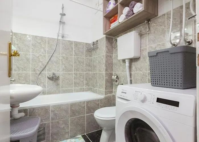 Anja Lux01 アパート *