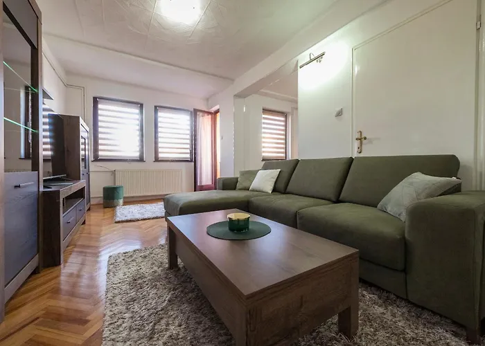 Anja Lux01 アパート